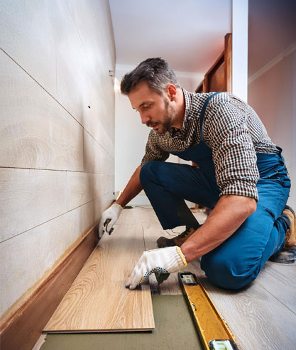 Artisan qui pose un nouveau parquet à Mouy, dans l'Oise